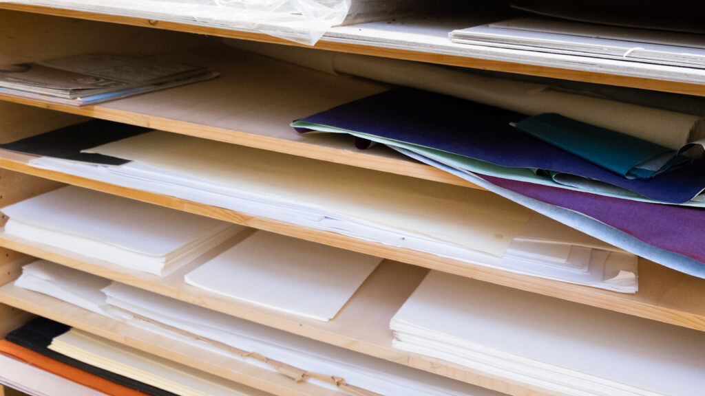 Papierstapel in Planschrank